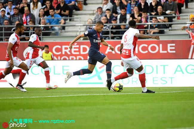  法甲赛季收官巴黎卫冕成功捧杯  