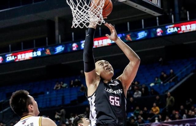  班凯罗暴扣制霸内线魔术主场力挫奇才收获胜利